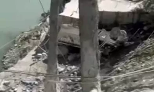 KISHTWAR: चेनाब नदी के किनारे गाड़ी गिरी, 2 लोगों की मौत, 1 घायल KISHTWAR: चेनाब नदी के किनारे गाड़ी गिरी, 2 लोगों की मौत, 1 घायल