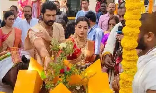 Vijay–Rashmika की वापसी से गांव में जश्न का माहौल Vijay–Rashmika की वापसी से गांव में जश्न का माहौल