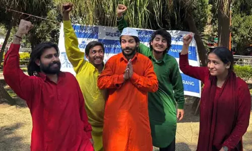 JAMMU: नटरंग ने नाटक घोटाला का मंचन किया JAMMU: नटरंग ने नाटक घोटाला का मंचन किया