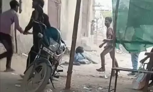 चखना सेंटर में जमकर मारपीट, दो गुट भिड़े
