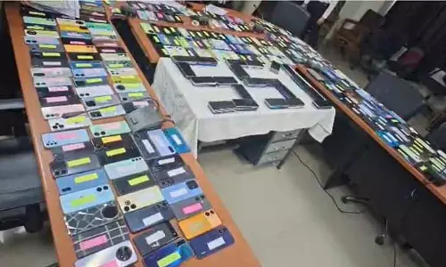 MP : ग्वालियर पुलिस ने होली से पहले 551 खोए हुए मोबाइल फोन ढूंढकर उनके मालिकों को लौटाए MP : ग्वालियर पुलिस ने होली से पहले 551 खोए हुए मोबाइल फोन ढूंढकर उनके मालिकों को लौटाए