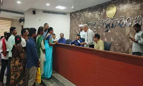 Collector अंकित झलक ने पहले दिन प्रजावाणी में अधिकारियों से बातचीत की Collector अंकित झलक ने पहले दिन प्रजावाणी में अधिकारियों से बातचीत की