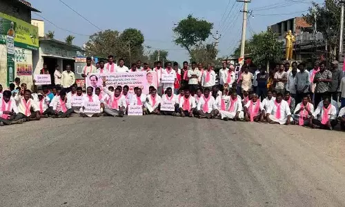 Siddipet जिले के लक्ष्मीदेवीपल्ली में किसानों और बीआरएस नेताओं ने विरोध प्रदर्शन किया