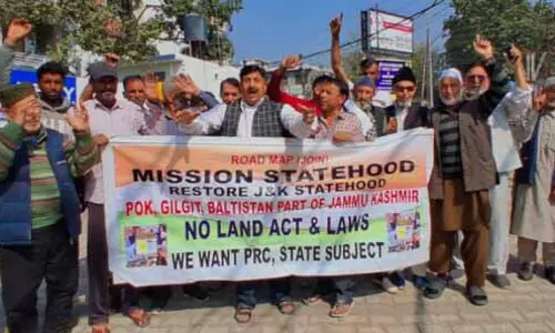 J&K राज्य का दर्जा बहाल करने के लिए विरोध रैली निकाली गई J&K राज्य का दर्जा बहाल करने के लिए विरोध रैली निकाली गई