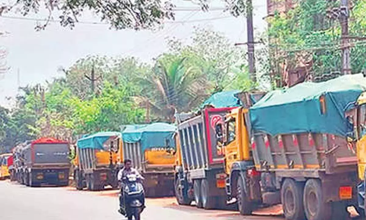 Andhra: माइनिंग डिपार्टमेंट ने गैर-कानूनी ट्रांसपोर्ट पर कार्रवाई की