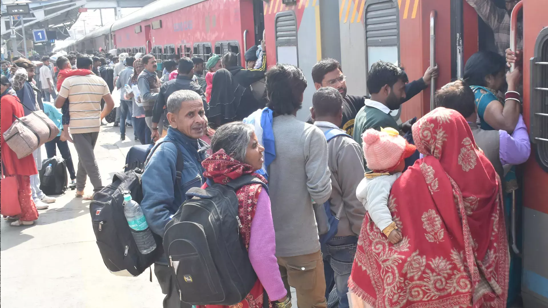 Bareilly: होली से पहले ट्रेनों में बढ़ा दबाव, ट्रेनों में सीट के लिए मारामारी