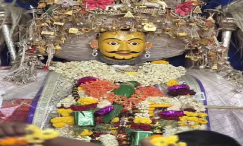 इस मंदिर में रंग नहीं, राख से खेली जाती है होली, कामदेव और भगवान शिव से जुड़ा है इतिहास इस मंदिर में रंग नहीं, राख से खेली जाती है होली, कामदेव और भगवान शिव से जुड़ा है इतिहास