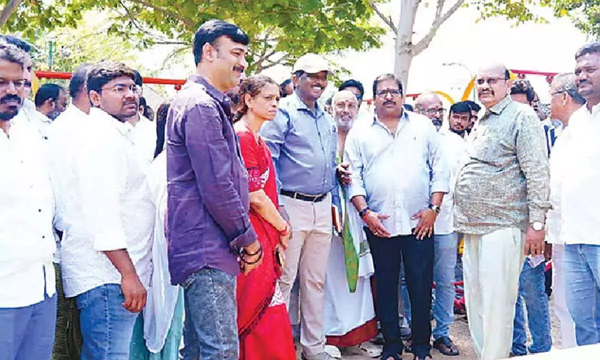 Andhra: ओंगोल विधायक ने सड़क चौड़ीकरण कार्यों की समीक्षा की Andhra: ओंगोल विधायक ने सड़क चौड़ीकरण कार्यों की समीक्षा की