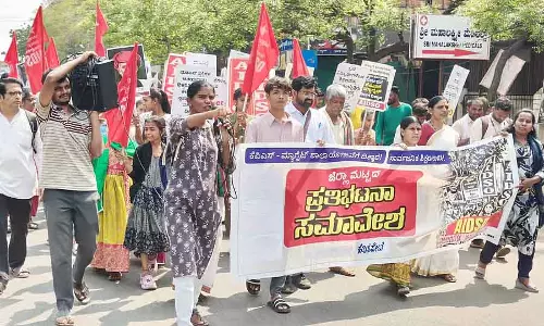 Hospet : सरकारी स्कूल बंद न करने की मांग