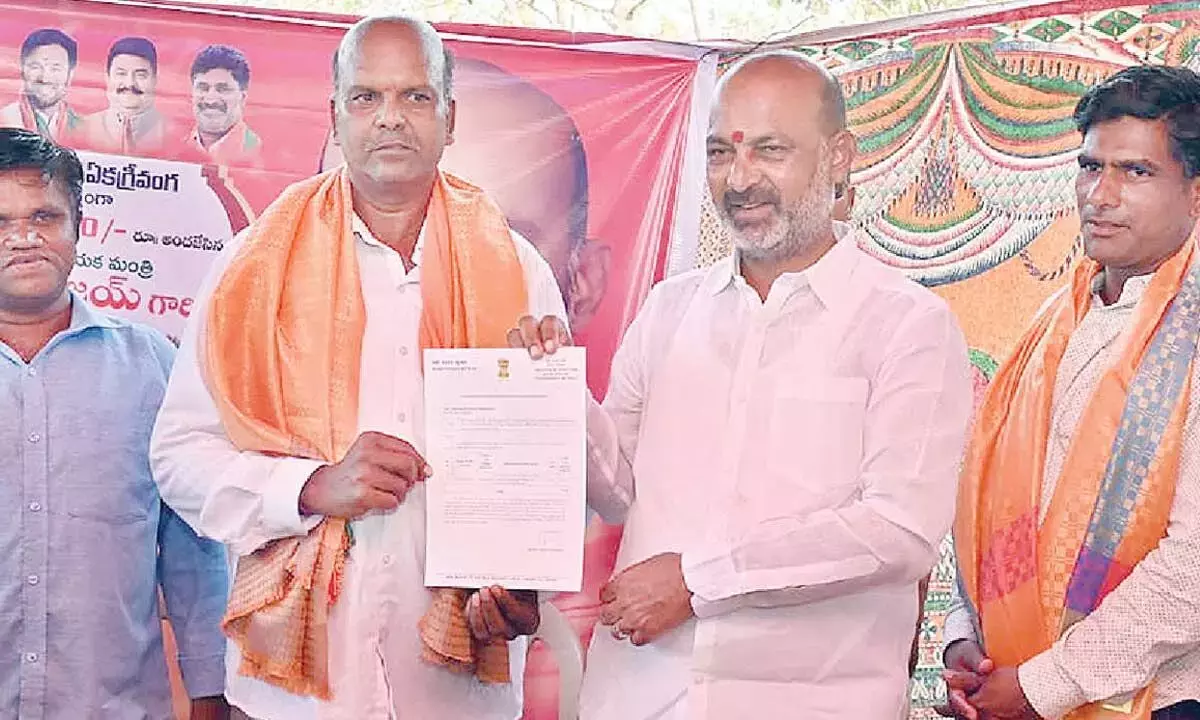 Telangana: बंदी संजय ने सर्वसम्मति से चुनी गई पंचायतों को 10 लाख रुपये दिए