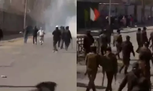 J&K पुलिस ने खामेनेई की हत्या पर कश्मीर में हो रहे विरोध प्रदर्शनों को रोकने के लिए आंसू गैस का इस्तेमाल J&K पुलिस ने खामेनेई की हत्या पर कश्मीर में हो रहे विरोध प्रदर्शनों को रोकने के लिए आंसू गैस का इस्तेमाल