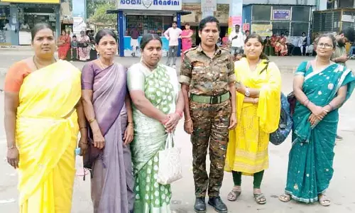 Yalandur : बस स्टैंड पर भी पुलिस अक्का पाडे फोर्स Yalandur : बस स्टैंड पर भी पुलिस अक्का पाडे फोर्स