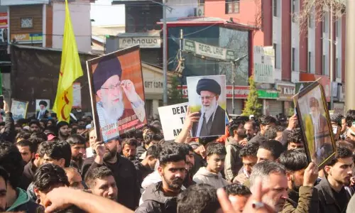 Srinagar: खामेनेई की हत्या के विरोध में कश्मीर में प्रदर्शन