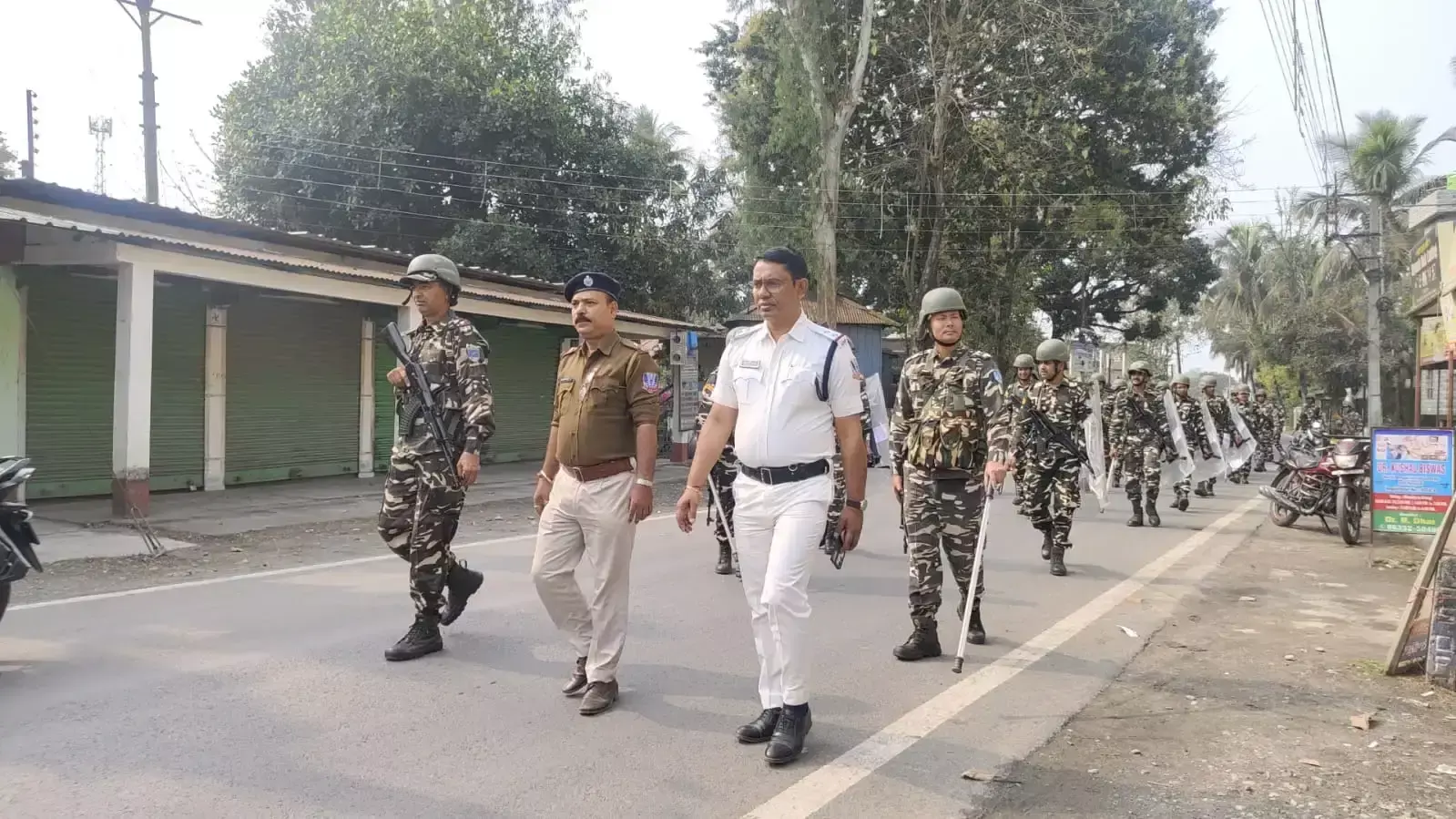 Jalpaiguri: राजगंज में सुरक्षा बलों की गश्त, इलाके में सुरक्षा व्यवस्था का जायजा