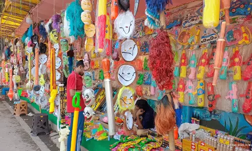 Kharagpur: खड़गपुर के बाजारों में रौनक, होली और दोल उत्सव की तैयारियां