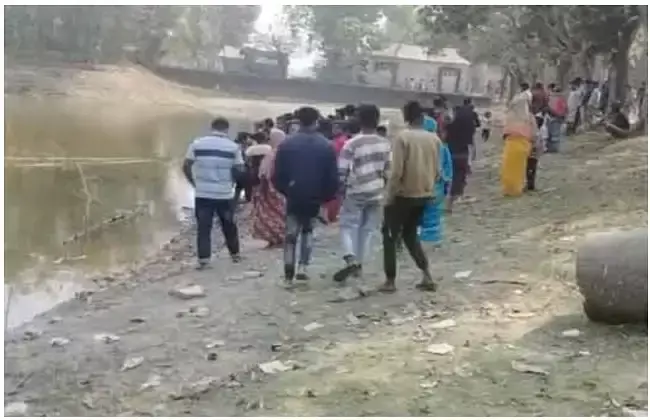 Cooch Behar: तालाब में मिले दो टोटो, जांच शुरू