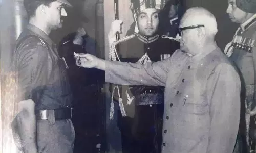 लेफ्टिनेंट कर्नल KL Rattan ने 1971 के युद्ध में 6 सिखों को सबसे बेहतरीन डिफेंसिव स्टैंड तक पहुंचाया लेफ्टिनेंट कर्नल KL Rattan ने 1971 के युद्ध में 6 सिखों को सबसे बेहतरीन डिफेंसिव स्टैंड तक पहुंचाया