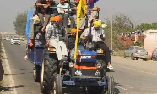 Hola Mohalla के लिए अमृतसर से भक्त आनंदपुर साहिब जा रहे हैं
