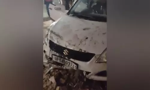 Noida: बिसरख में गाड़ी बेकाबू होकर नाले में गिरी, किसी के घायल होने की खबर नहीं