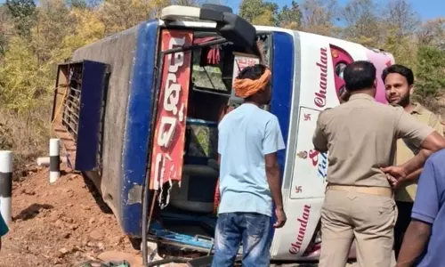 Deogarh में बस पलटी: जात्रा पार्टी के 20 कलाकार घायल