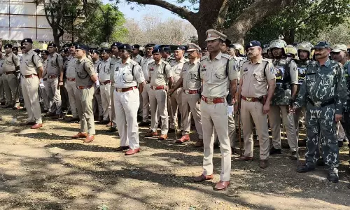 CG: होली पर दुर्ग में सुरक्षा का कड़ा पहरा, 900 पुलिसकर्मियों की तैनाती CG: होली पर दुर्ग में सुरक्षा का कड़ा पहरा, 900 पुलिसकर्मियों की तैनाती