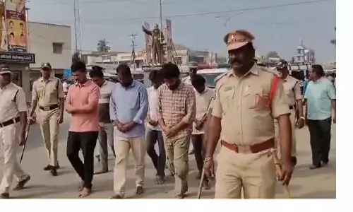 Andhra Pradesh में आरोपियों को पब्लिक में परेड कराने पर YSRCP की कड़ी आलोचना Andhra Pradesh में आरोपियों को पब्लिक में परेड कराने पर YSRCP की कड़ी आलोचना