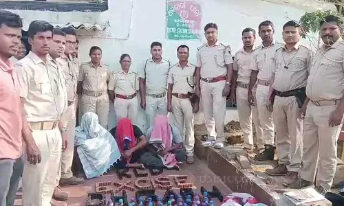 Dharamgarh में नकली शराब फैक्ट्री का भंडाफोड़, 2 गिरफ्तार Dharamgarh में नकली शराब फैक्ट्री का भंडाफोड़, 2 गिरफ्तार