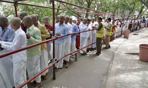 Tirupati में एंट्री फीस विरोध से रोड ब्लॉक, तीर्थयात्रियों में नाराज़गी Tirupati में एंट्री फीस विरोध से रोड ब्लॉक, तीर्थयात्रियों में नाराज़गी