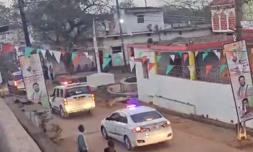 रायपुर ग्रामीण पुलिस का फ्लैग मार्च, 500 जवान तैनात