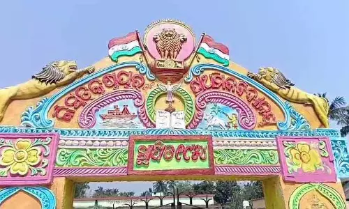 Bhadrak में टीचर के कथित दुर्व्यवहार को लेकर स्टूडेंट्स ने स्कूल में ताला जड़ा, सड़क जाम की Bhadrak में टीचर के कथित दुर्व्यवहार को लेकर स्टूडेंट्स ने स्कूल में ताला जड़ा, सड़क जाम की