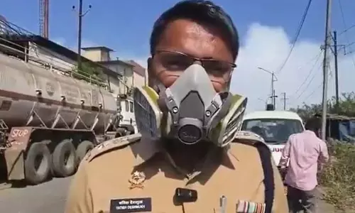 Maharashtra में ओलियम गैस लीक से हड़कंप, कर्मचारियों को सुरक्षित निकाल लिया गया Maharashtra में ओलियम गैस लीक से हड़कंप, कर्मचारियों को सुरक्षित निकाल लिया गया