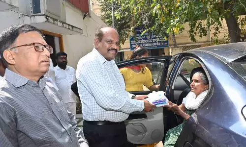 Nellore में बुज़ुर्ग महिला को घर वापस, कलेक्टर हिमांशु शुक्ला की पहल Nellore में बुज़ुर्ग महिला को घर वापस, कलेक्टर हिमांशु शुक्ला की पहल