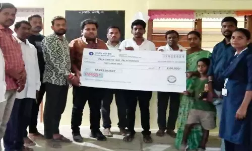 गीता वर्कर के परिवार को PMSBY का चेक दिया गया