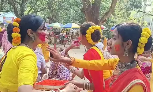 Ladies Club ने बशीरहाट में शांतिनिकेतन स्टाइल का स्विंग फेस्टिवल ऑर्गनाइज़ किया