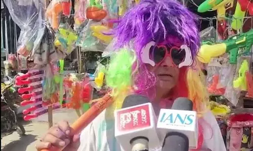 टोंक में Holi के रंग महंगे, दुकानदार बोले टोंक में Holi के रंग महंगे, दुकानदार बोले