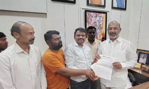 Telangana यूनियन ने केंद्र से दुबई फंसे शिक्षकों की वापसी की अपील की Telangana यूनियन ने केंद्र से दुबई फंसे शिक्षकों की वापसी की अपील की