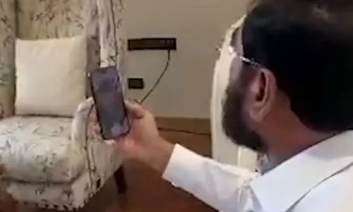 Dubai में फंसे मराठी नागरिकों की मदद के लिए शिंदे ने वीडियो कॉल की Dubai में फंसे मराठी नागरिकों की मदद के लिए शिंदे ने वीडियो कॉल की