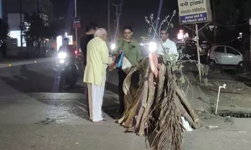 Holika दहन उत्सव: विभिन्न स्थानों पर आग जलाकर होली का पर्व मनाया Holika दहन उत्सव: विभिन्न स्थानों पर आग जलाकर होली का पर्व मनाया