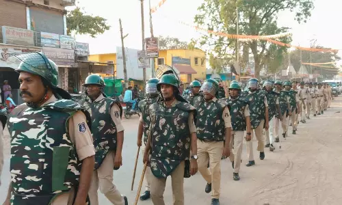 पुलिस ने होली पर्व से पहले फ्लैग मार्च कर सुरक्षा व्यवस्था सुदृढ़ की
