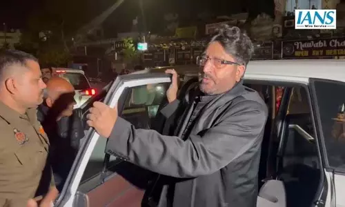 Chota इमामबाड़ा पर शिया समुदाय का प्रदर्शन, अमेरिका और इजरायल के खिलाफ नारेबाजी Chota इमामबाड़ा पर शिया समुदाय का प्रदर्शन, अमेरिका और इजरायल के खिलाफ नारेबाजी