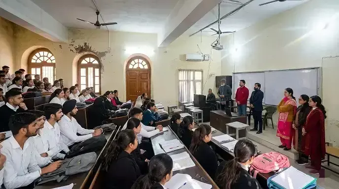 Jammu: छात्रों को यातायात नियमों की दी गई अहम जानकारी Jammu: छात्रों को यातायात नियमों की दी गई अहम जानकारी