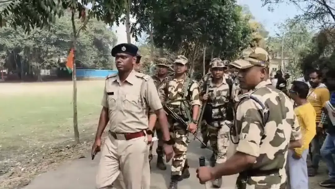 Hooghly: हुगली में केंद्रीय अर्धसैनिक बलों की गश्त तेज Hooghly: हुगली में केंद्रीय अर्धसैनिक बलों की गश्त तेज