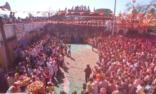 Ujjain: फूलों की होली से महका नारायणा धाम परिसर
