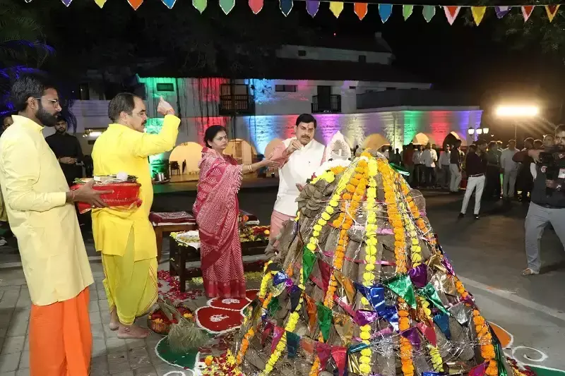 Bhopal: मुख्यमंत्री निवास में गौ-काष्ठ से बनी होलिका का दहन Bhopal: मुख्यमंत्री निवास में गौ-काष्ठ से बनी होलिका का दहन