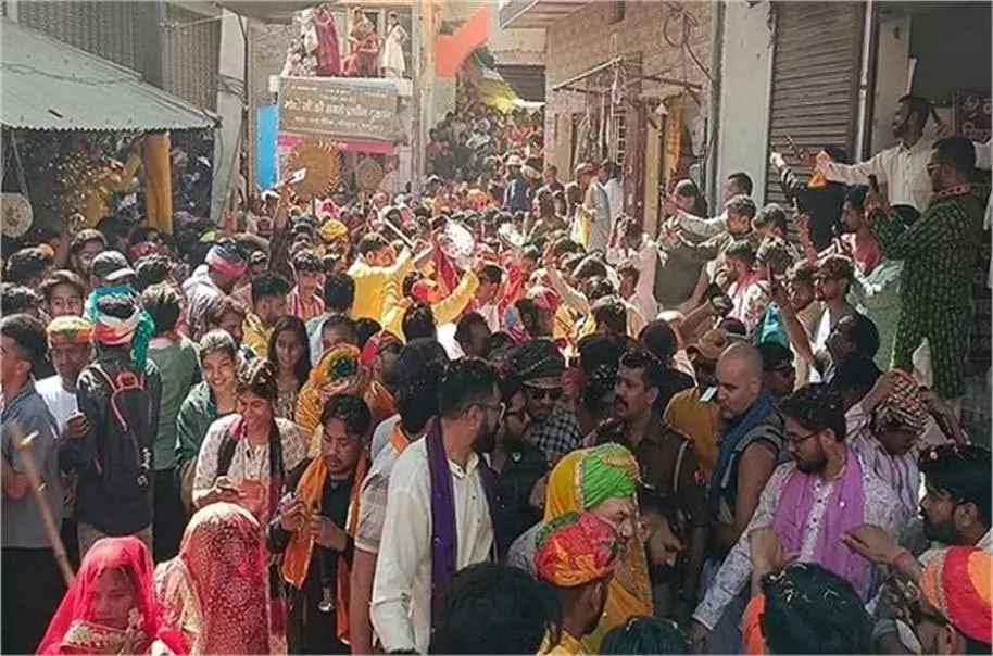 Mathura:कान्हा की नगरी में होली का उल्लास, रंगों में सराबोर होकर झूमे श्रद्धालु Mathura:कान्हा की नगरी में होली का उल्लास, रंगों में सराबोर होकर झूमे श्रद्धालु