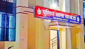 पति-पत्नी ने पेड़ में लगाई फांसी, कॉलोनी में फैली सनसनी पति-पत्नी ने पेड़ में लगाई फांसी, कॉलोनी में फैली सनसनी