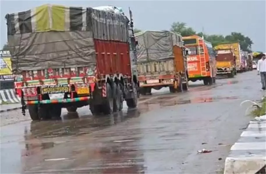 Jammu-Kashmir: नेशनल हाईवे पर गंभीर खतरा Jammu-Kashmir: नेशनल हाईवे पर गंभीर खतरा