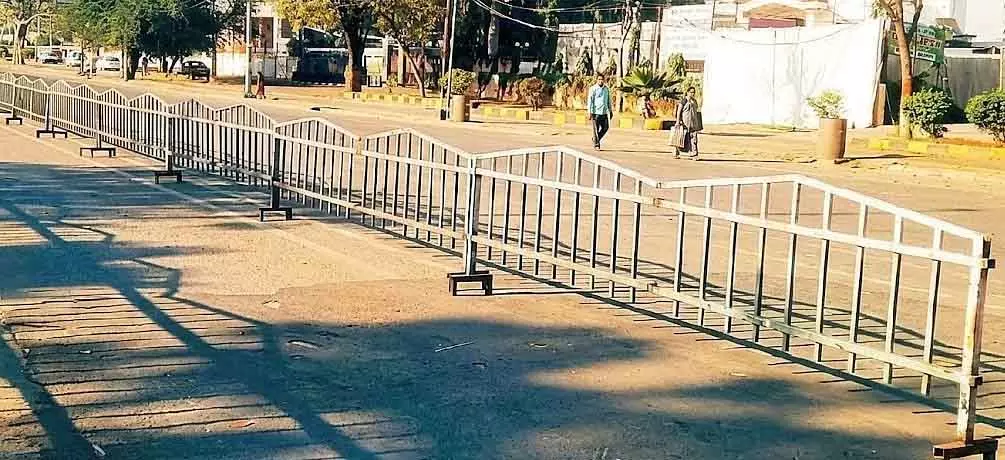 Indore : आईएमसी ने BRTS कॉरिडोर पर ट्रैफिक को रेगुलेट करने के लिए मेकशिफ्ट डिवाइडर लगाए Indore : आईएमसी ने BRTS कॉरिडोर पर ट्रैफिक को रेगुलेट करने के लिए मेकशिफ्ट डिवाइडर लगाए