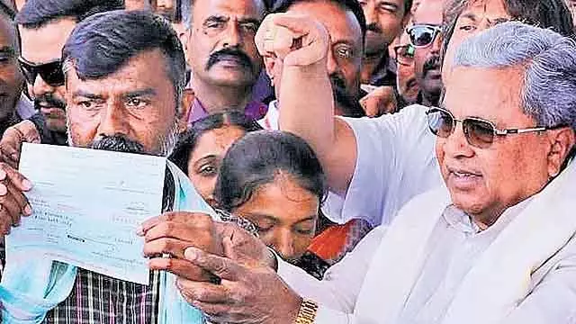 Shivamogga : सीएम ने मारे गए लड़के संकेत के परिवार को 15 लाख का मुआवजा दिया Shivamogga : सीएम ने मारे गए लड़के संकेत के परिवार को 15 लाख का मुआवजा दिया