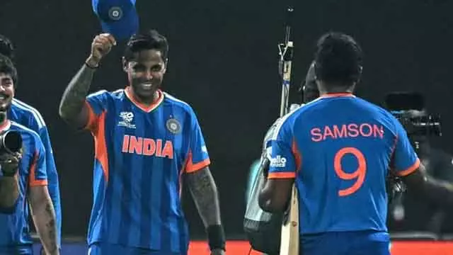 T20 World Cup 2026: सूर्य कुमार यादव ने सिर झुकाकर संजू सैमसन को बधाई दी T20 World Cup 2026: सूर्य कुमार यादव ने सिर झुकाकर संजू सैमसन को बधाई दी